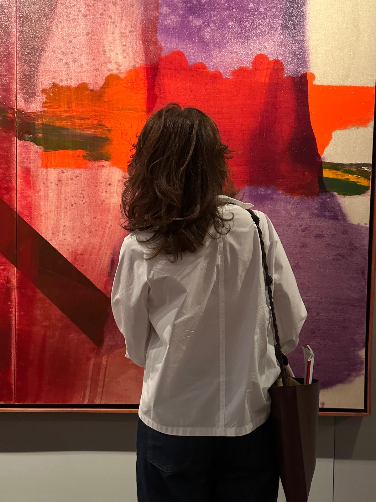 Donna che ammira un opera d'arte